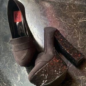 🔥Black faux suede loafers w/sequin platform